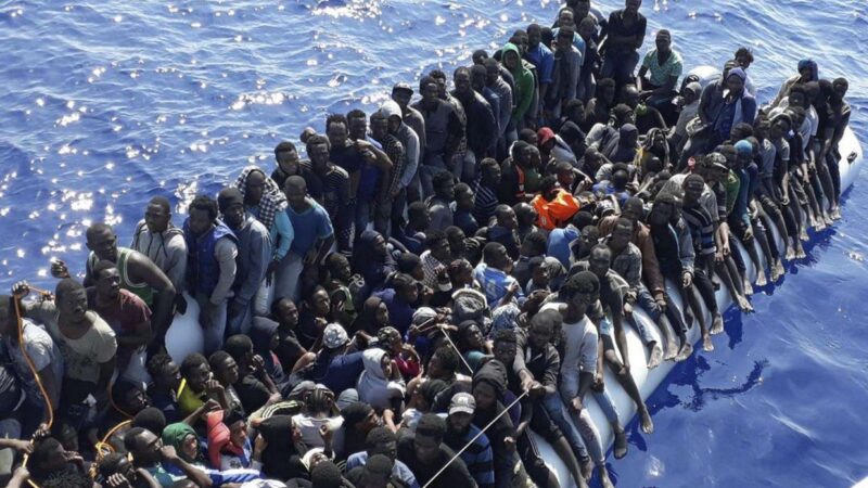 MIGRANTI: MELONI COPIA MODELLO RENZI SU LAMPEDUSA